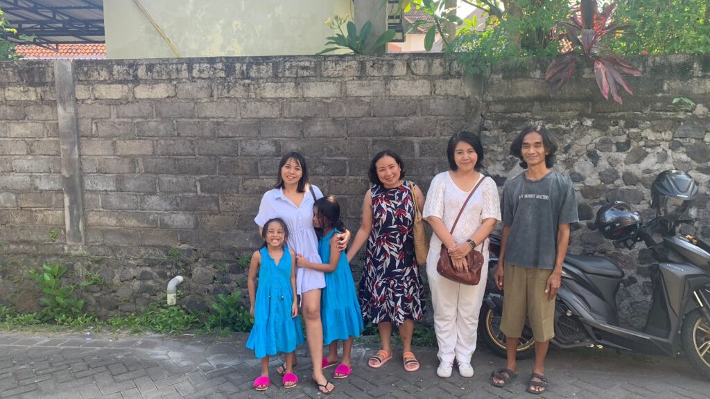 Penyerahan donasi ke Yayasan bayi Bali